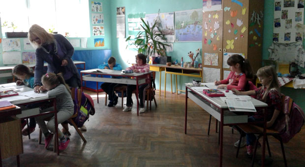 Учитељица до школе стизала и комбајном!